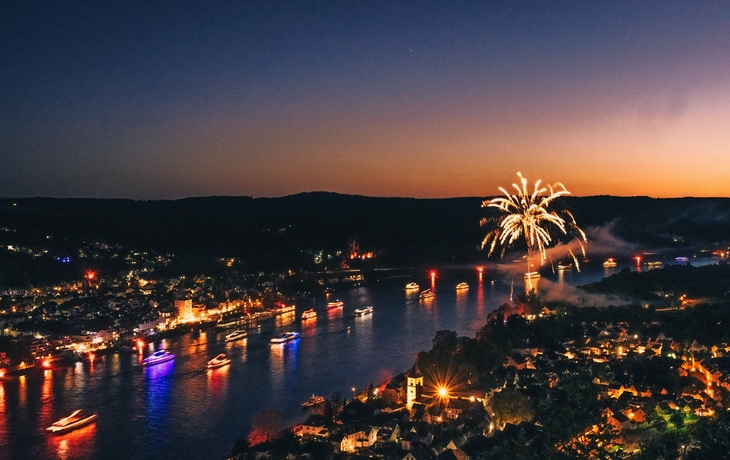 Feuerwerk über einem Fluss, beleuchtete Brücke bei Nacht. - © Harald Tedesco - stock.adobe.com