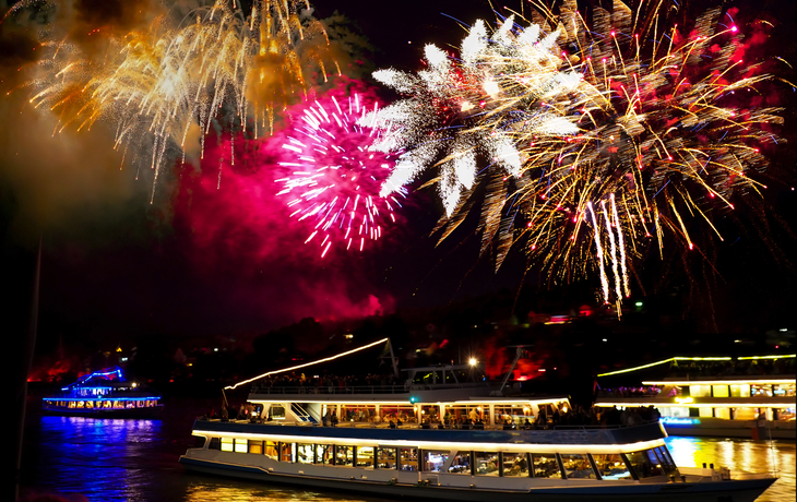 Feuerwerk über einem Fluss, beleuchtete Brücke bei Nacht. - © Harald Tedesco - stock.adobe.com