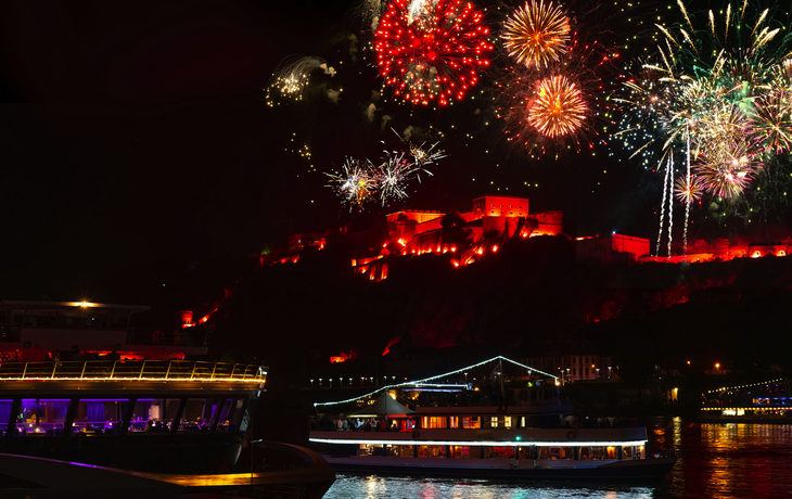 Feuerwerk über einem Fluss, beleuchtete Brücke bei Nacht. - © Harald Tedesco - stock.adobe.com