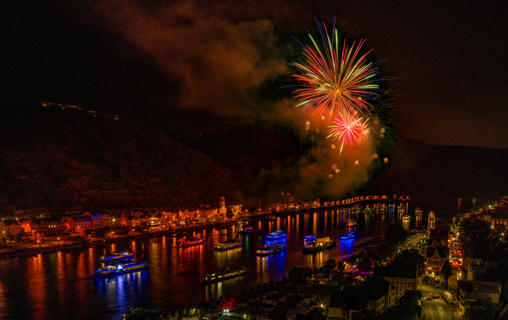 Feuerwerk über einem Fluss, beleuchtete Brücke bei Nacht. - © Harald Tedesco - stock.adobe.com