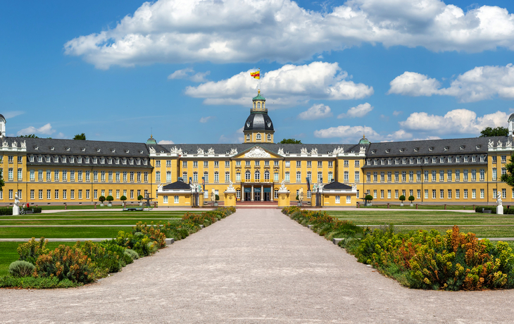 Gelbes Schloss mit Garten, blauer Himmel, weiße Wolken, zentrale Flagge. - © Markus Mainka (www.aviation-stock.de)