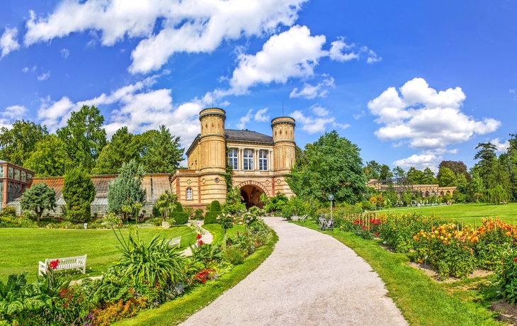 Gelbes Schloss mit Garten, blauer Himmel, weiße Wolken, zentrale Flagge. - © Markus Mainka (www.aviation-stock.de)