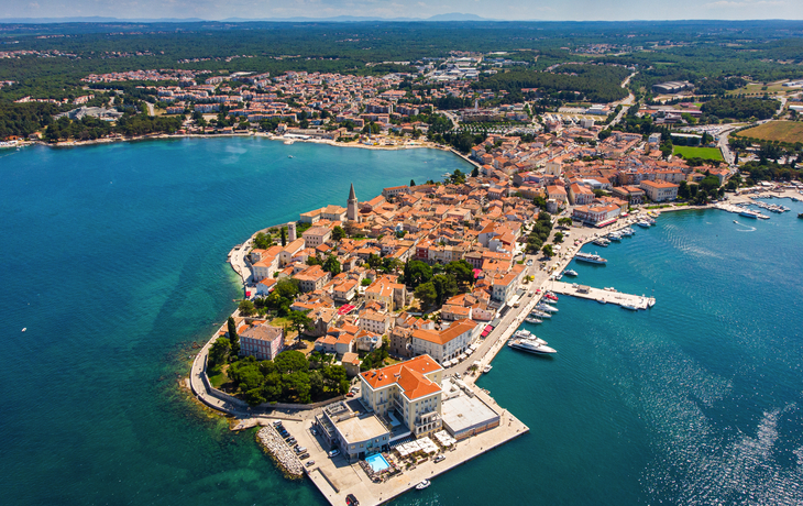 Luftaufnahme einer Küstenstadt mit blauen Wasser und historischen Gebäuden. - © PawelUchorczak - stock.adobe.com