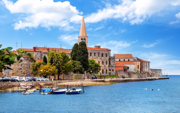 Luftaufnahme einer Küstenstadt mit blauen Wasser und historischen Gebäuden. - © PawelUchorczak - stock.adobe.com