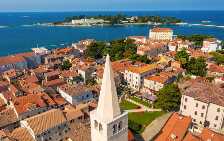 Luftaufnahme einer Küstenstadt mit blauen Wasser und historischen Gebäuden. - © PawelUchorczak - stock.adobe.com