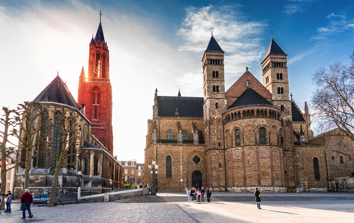 Kirche mit zwei Türmen und rotem Glockenturm bei klarem Himmel. - © Mattoff - stock.adobe.com
