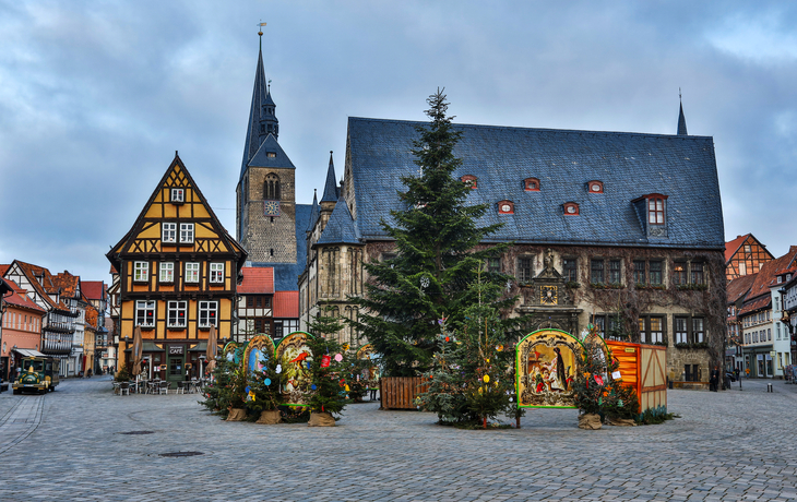 Winterlicher Weihnachtsmarkt mit festlich beleuchteten Buden und geschmücktem Baum. - ©Mapics - stock.adobe.com