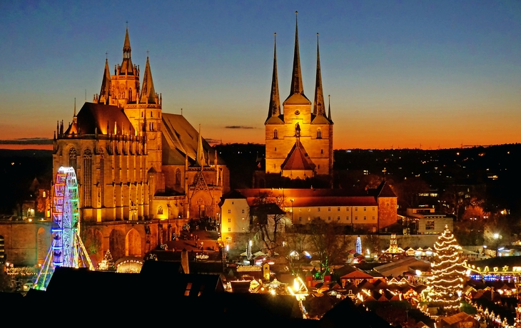 Winterliche Brücke mit Fachwerkhäusern und Kirchturm im Hintergrund bei Sonnenuntergang. - ©Votimedia - stock.adobe.com