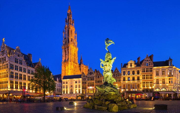 Historische Gebäude und Brabo-Brunnen am Abend auf dem Grote Markt in Antwerpen. - ©Mapics - stock.adobe.com