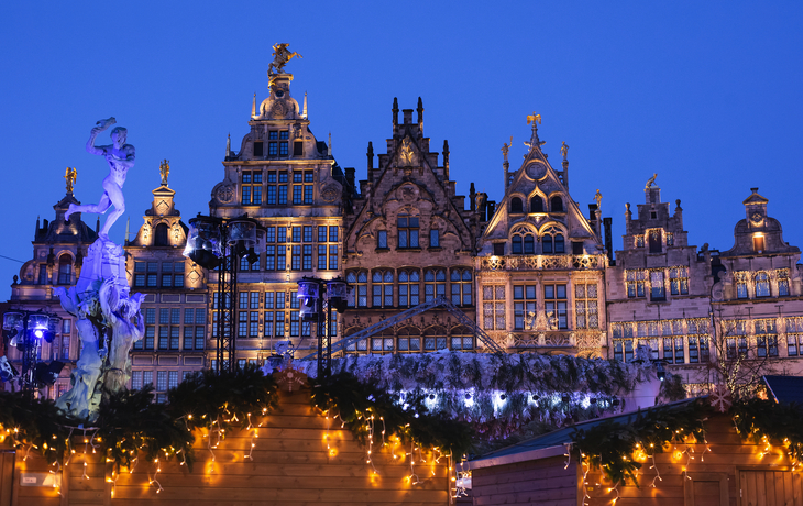 Historische Gebäude und Brabo-Brunnen am Abend auf dem Grote Markt in Antwerpen. - ©Mapics - stock.adobe.com