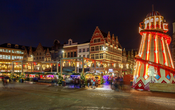 Alte Gebäude bei Nacht mit beleuchteten Fassaden und einem Fluss im Vordergrund. - ©krugli - stock.adobe.com