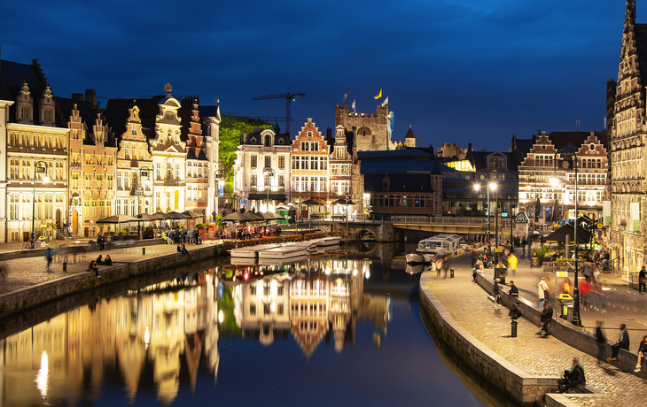 Alte Gebäude bei Nacht mit beleuchteten Fassaden und einem Fluss im Vordergrund. - ©krugli - stock.adobe.com