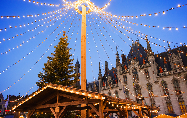 Beleuchtete historische Häuserfassaden in einer Stadt bei Nacht. - ©Nejron Photo - stock.adobe.com