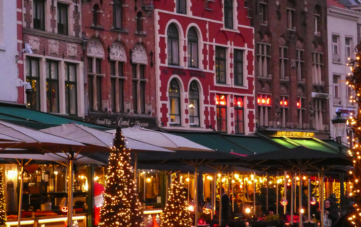 Beleuchtete historische Häuserfassaden in einer Stadt bei Nacht. - ©Nejron Photo - stock.adobe.com