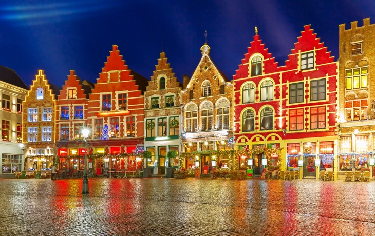 Beleuchtete historische Häuserfassaden in einer Stadt bei Nacht. - ©Nejron Photo - stock.adobe.com