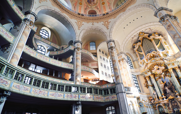 Verschneite Stadtansicht mit historischen Gebäuden bei Sonnenuntergang. - © modernmovie - stock.adobe.com