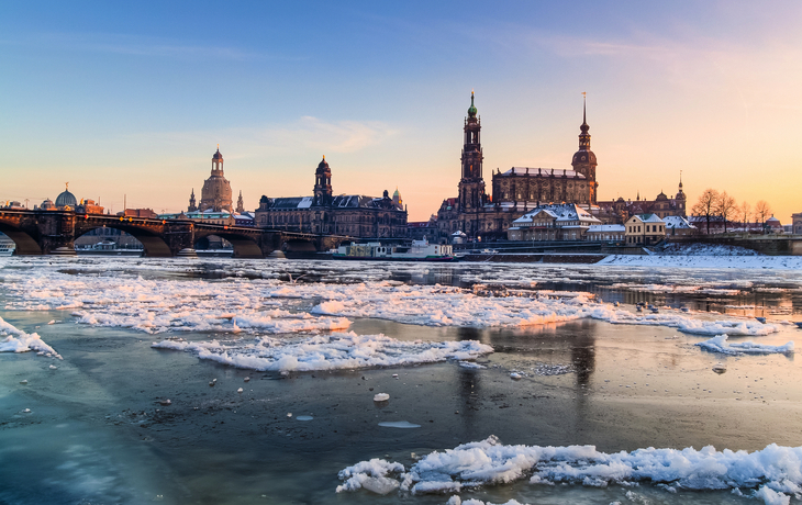 Schneebedeckter Platz in Dresden mit Hofkirche und Reiterstatue im Winter. - © wkbilder - stock.adobe.com