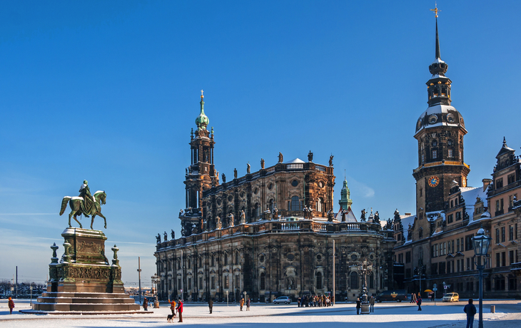 Schneebedeckter Platz in Dresden mit Hofkirche und Reiterstatue im Winter. - © wkbilder - stock.adobe.com