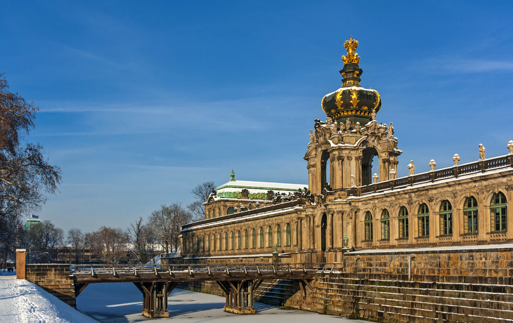 Schneebedeckter Platz in Dresden mit Hofkirche und Reiterstatue im Winter. - © wkbilder - stock.adobe.com
