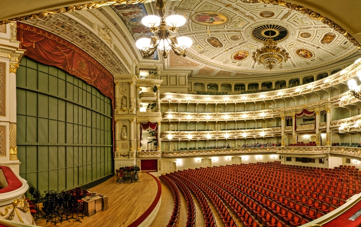 Schneebedeckter Platz in Dresden mit Hofkirche und Reiterstatue im Winter. - © wkbilder - stock.adobe.com