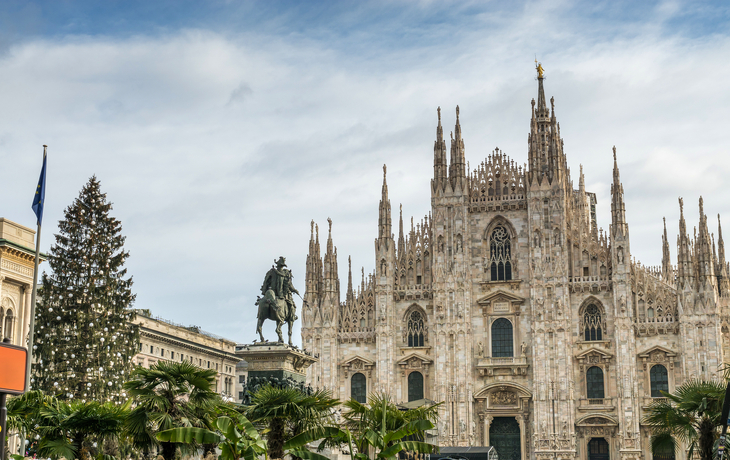 Mailänder Dom bei Nacht mit beleuchtetem Weihnachtsbaum links. - ©gpriccardi - stock.adobe.com