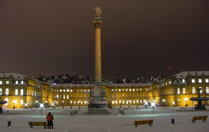 Besuchermenge vor dem beleuchteten Alten Schloss auf dem Stuttgarter Weihnachtsmarkt bei Nacht. - in.Stuttgart/Thomas Niedermueller