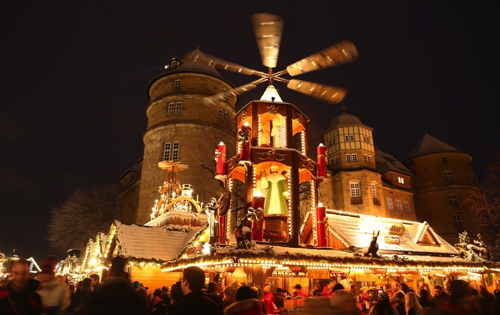 Besuchermenge vor dem beleuchteten Alten Schloss auf dem Stuttgarter Weihnachtsmarkt bei Nacht. - in.Stuttgart/Thomas Niedermueller