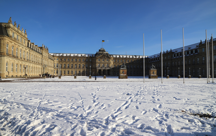 Besuchermenge vor dem beleuchteten Alten Schloss auf dem Stuttgarter Weihnachtsmarkt bei Nacht. - in.Stuttgart/Thomas Niedermueller