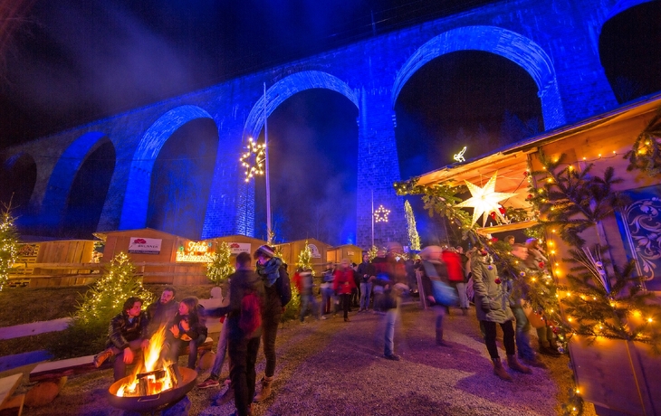 Viadukt bei Nacht mit Weihnachtsmarkt und stimmungsvoller Beleuchtung. - © Michel - stock.adobe.com