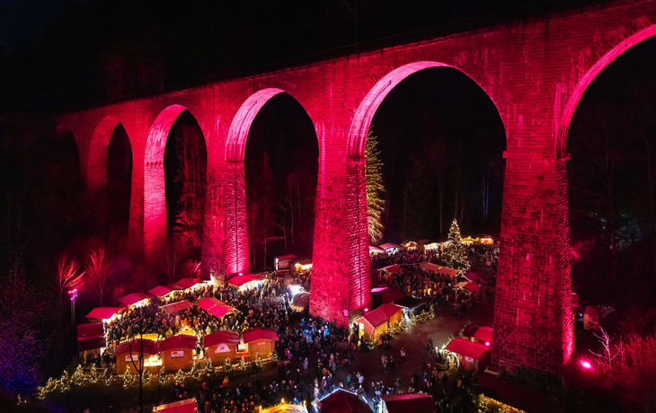Viadukt bei Nacht mit Weihnachtsmarkt und stimmungsvoller Beleuchtung. - © Michel - stock.adobe.com