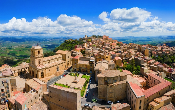 © aapsky/Shutterstock