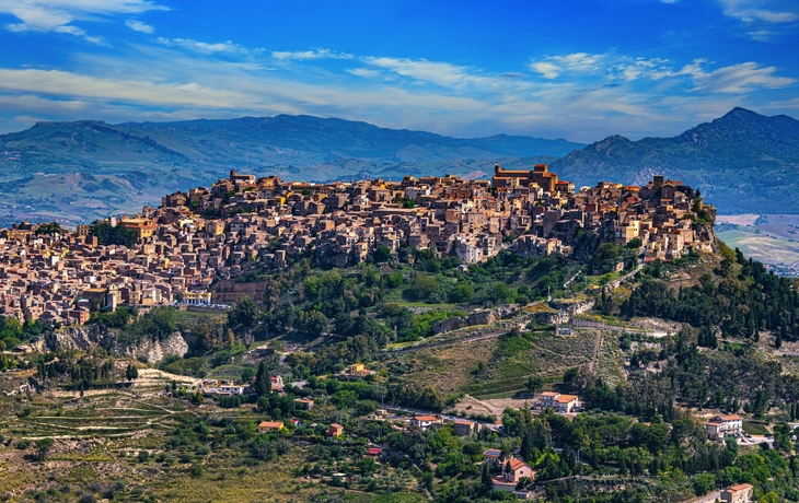 © aapsky/Shutterstock