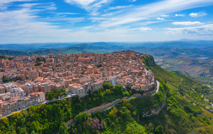 © aapsky/Shutterstock