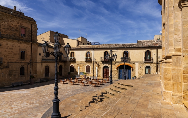 © aapsky/Shutterstock