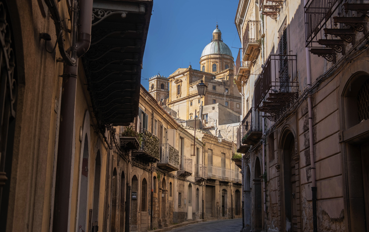 © aapsky/Shutterstock