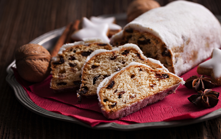 Blick auf einen weihnachtlich erleuchteten Marktplatz mit geschmücktem Baum von oben.