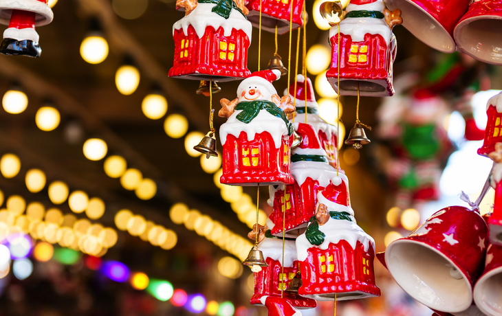 Blick auf einen weihnachtlich erleuchteten Marktplatz mit geschmücktem Baum von oben.