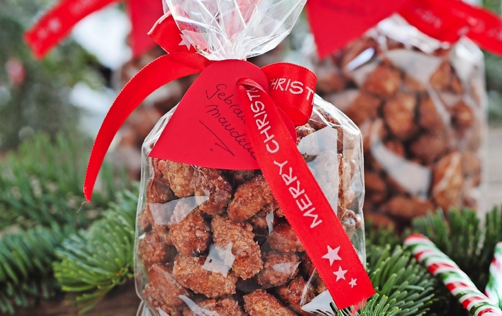 Blick auf einen weihnachtlich erleuchteten Marktplatz mit geschmücktem Baum von oben.