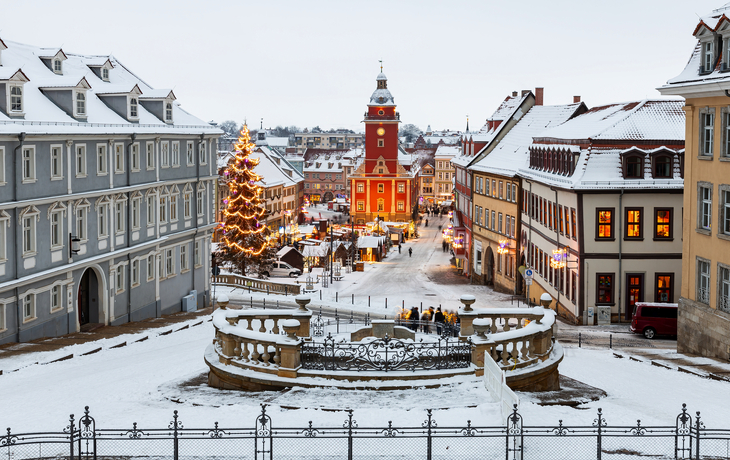 Verschneiter Marktplatz mit Weihnachtsbaum und festlich beleuchteten Gebäuden. - © hecke71 - stock.adobe.com