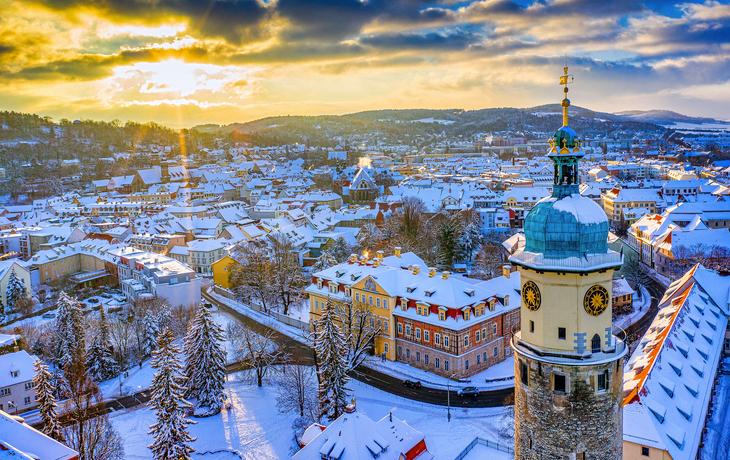 Verschneiter Marktplatz mit Weihnachtsbaum und festlich beleuchteten Gebäuden. - © hecke71 - stock.adobe.com