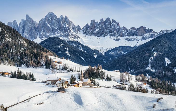 Winterlandschaft in den Alpen mit schneebedeckten Bergen und Dörfern. - © Shambhala - stock.adobe.com