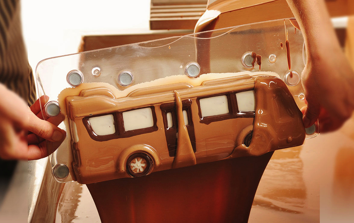 Schloss im Winter mit Schnee bedeckt, blauer Himmel im Hintergrund. - © hecht 7 - Fotolia