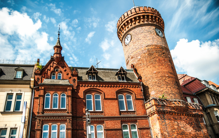 Schloss im Winter mit Schnee bedeckt, blauer Himmel im Hintergrund. - © hecht 7 - Fotolia