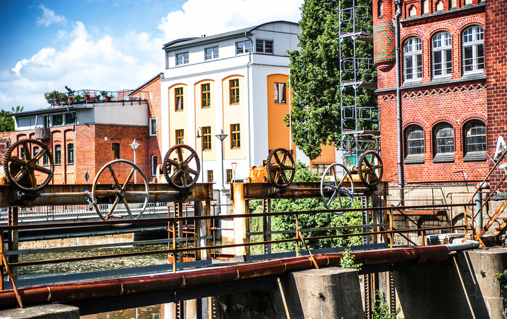 Schloss im Winter mit Schnee bedeckt, blauer Himmel im Hintergrund. - © hecht 7 - Fotolia