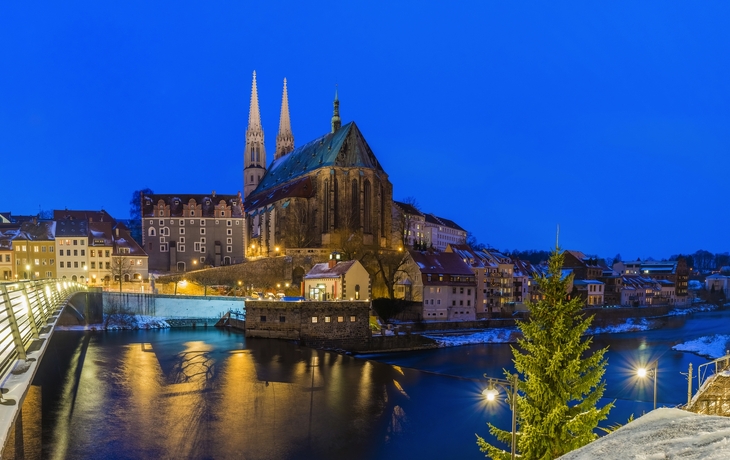 Stadtplatz mit beleuchtetem Weihnachtsbaum und Turmuhr bei Nacht. - © Stefan Müller - stock.adobe.com