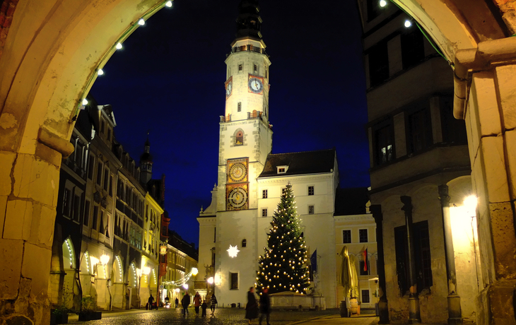 Stadtplatz mit beleuchtetem Weihnachtsbaum und Turmuhr bei Nacht. - © Stefan Müller - stock.adobe.com