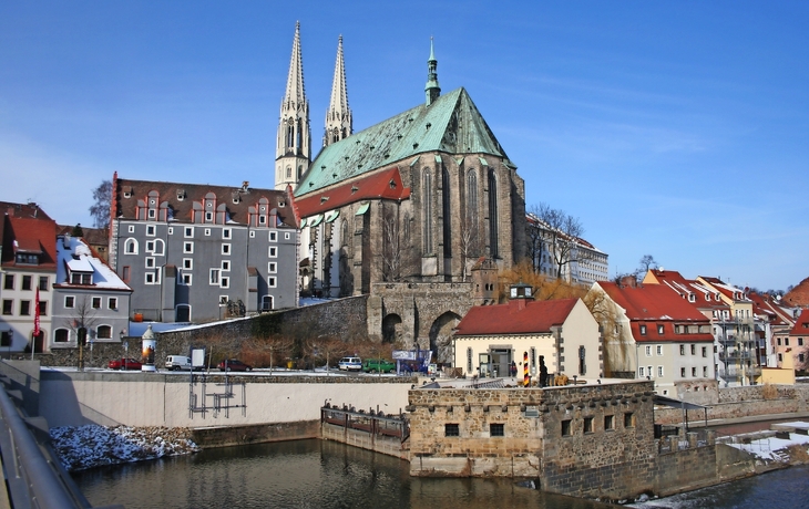 Stadtplatz mit beleuchtetem Weihnachtsbaum und Turmuhr bei Nacht. - © Stefan Müller - stock.adobe.com