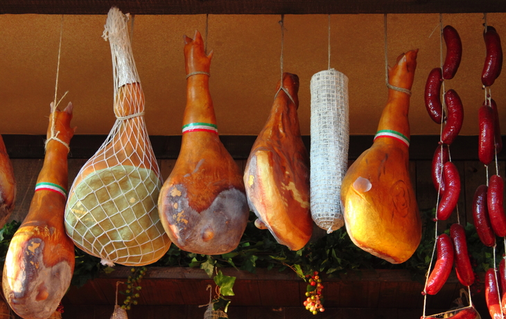 Verschneite Landschaft mit zwei Bäumen vor Bergkulisse im Sonnenlicht. - © ah_fotobox - stock.adobe.com