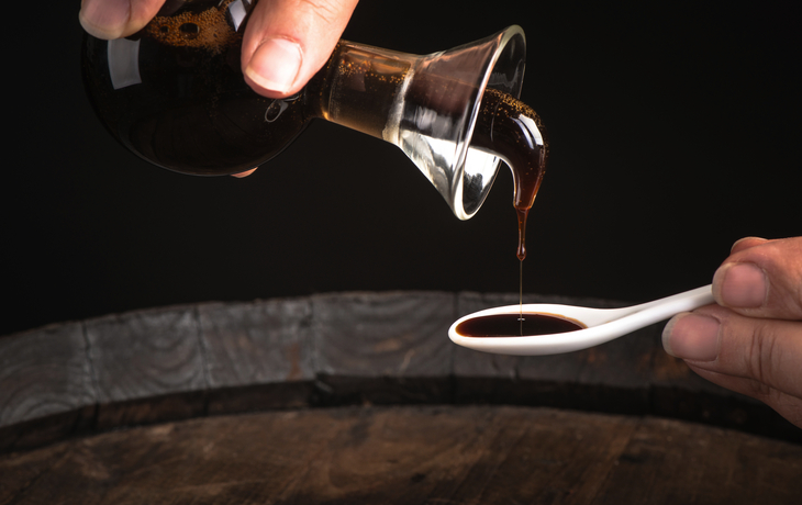 Verschneite Landschaft mit zwei Bäumen vor Bergkulisse im Sonnenlicht. - © ah_fotobox - stock.adobe.com