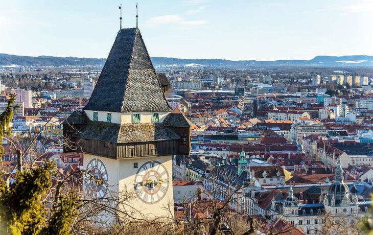 Älteres Paar genießt eine entspannende Massage in einem luxuriösen Wellnessresort. - © Rido